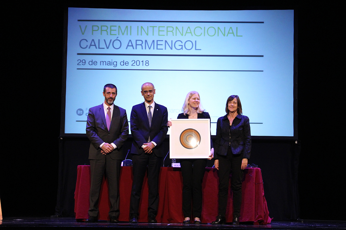 La professora Melissa Dell recull el V Premi Internacional Calvó Armengol